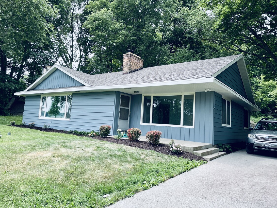 Primary Photo - 4621 W Beach Rd