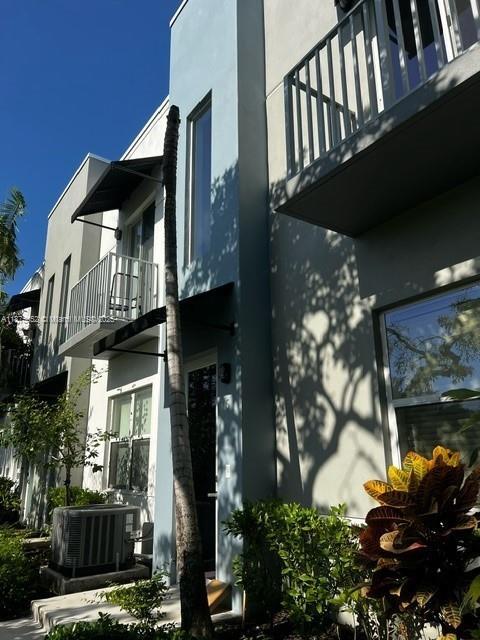 Building Photo - 440 NE 35th Ct