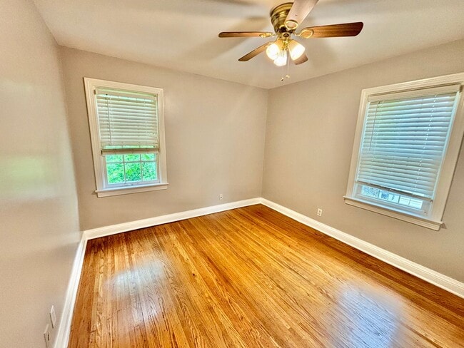 Building Photo - 3b /1 ba House on Berry Blvd - Fenced, Basement, Pets OKAY!