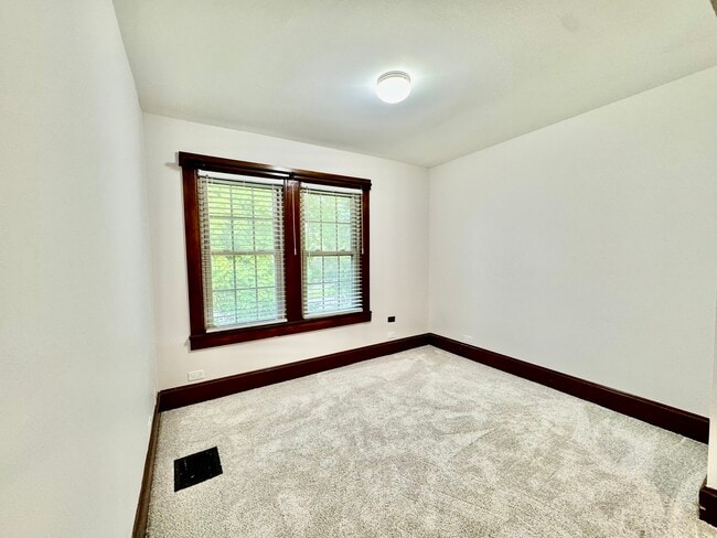 Foto del edificio - 2506 Green Bay Rd