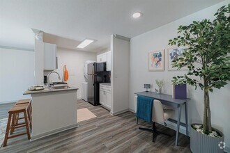 Building Photo - 200 Hollow Tree Ln