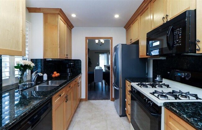 Foto del edificio - 7408 Belpine Pl