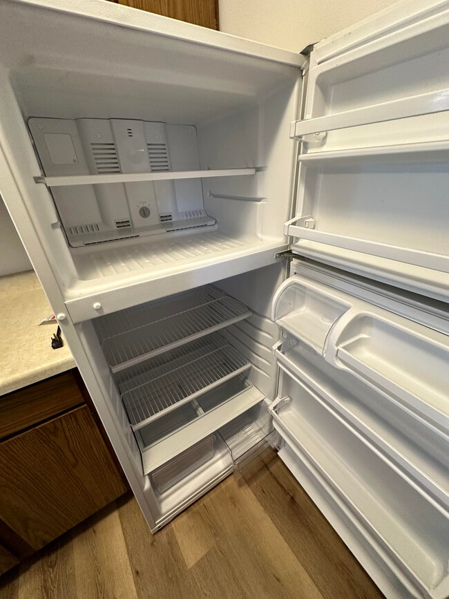 Fridge - 210 Grant Ct