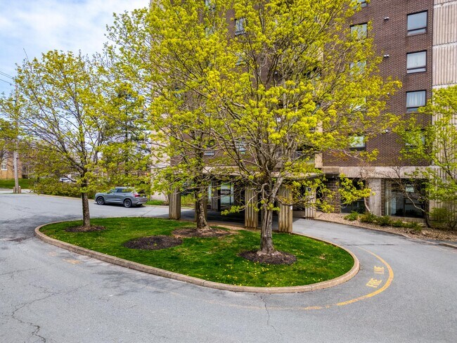 Photo du bâtiment - 290-1290 Main Ave