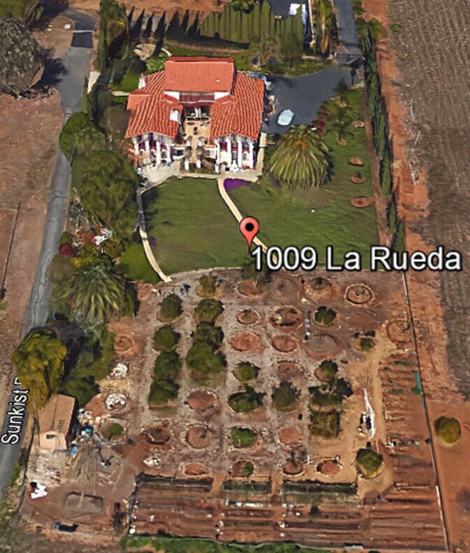 Primary Photo - 1009 La Rueda Dr