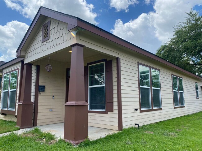 Building Photo - Charming 2 BR / 2 BA Beaumont home — updat...