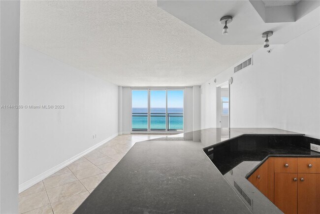 Foto del edificio - 6917 Collins Ave