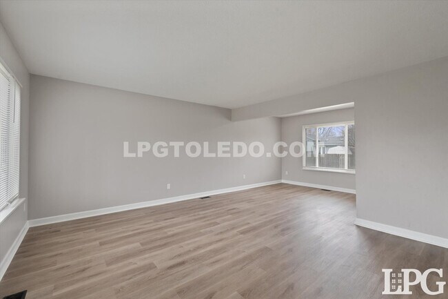 Foto del edificio - 4230 Dahlia Dr