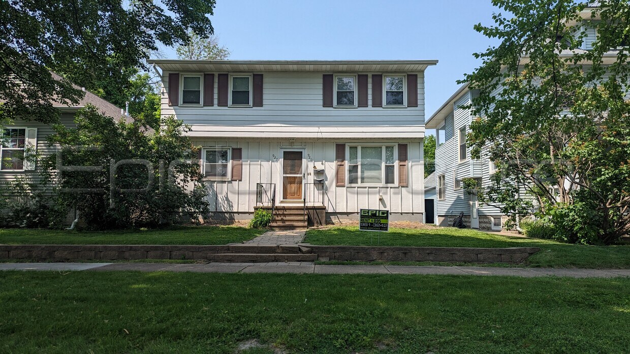 Primary Photo - 920 F Ave NW