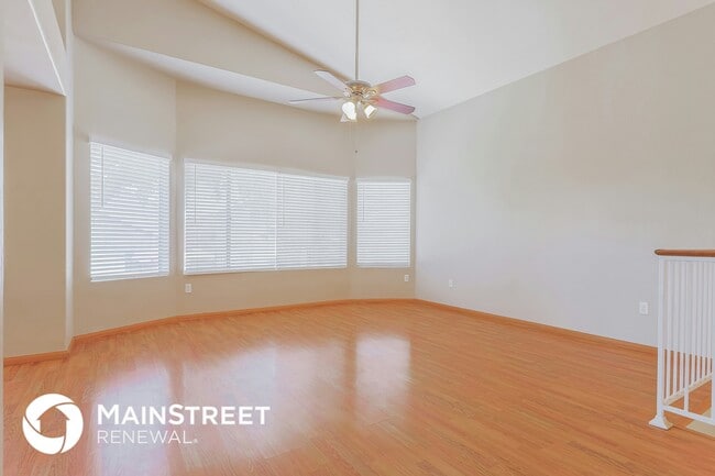 Building Photo - 5062 W Fairview St