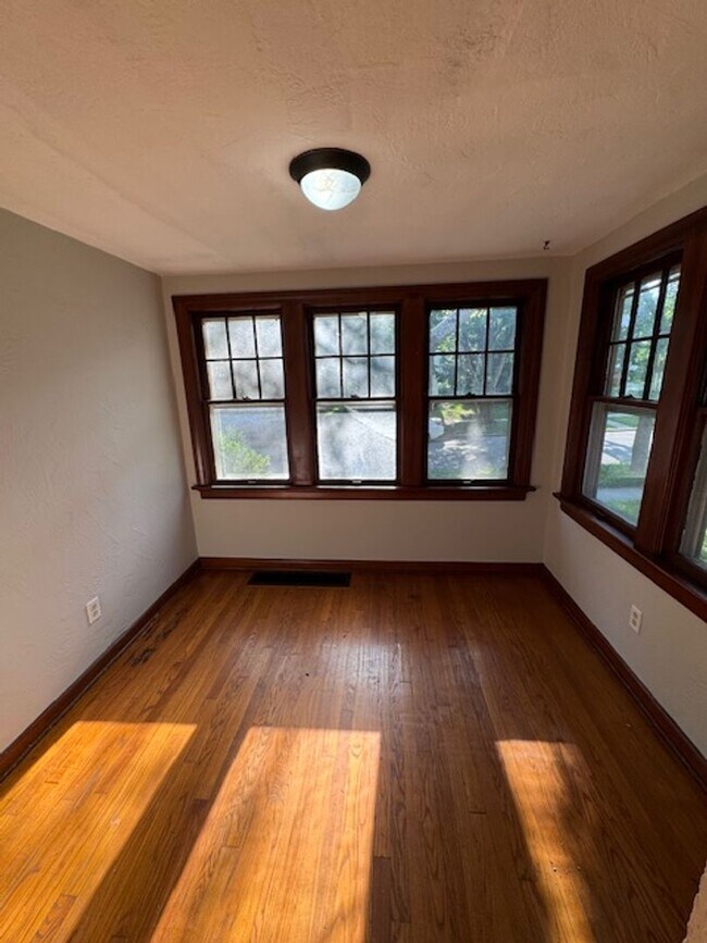 Building Photo - 3008 Hoagland Ave
