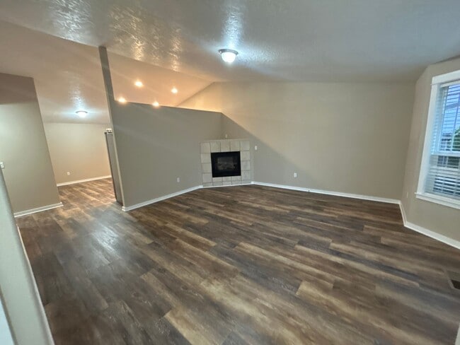 Building Photo - 3 Bedroom 2 Bathroom Knox Butte Home