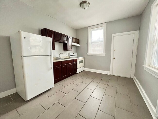 Building Photo - Immaculate 3-bedroom/1-bath Available in F...