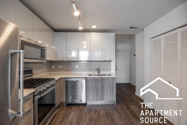 Building Photo - 930 W Dakin St