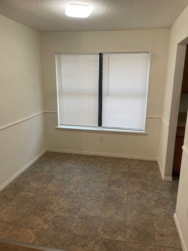 Foto del edificio - 716 Woodland Ct