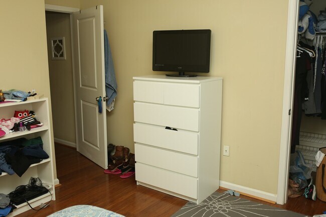 Building Photo - Walker Square Condo Available