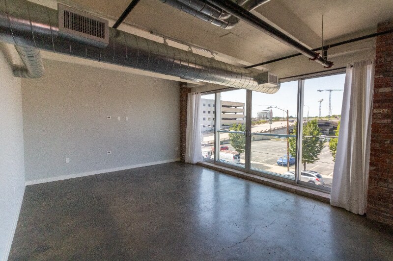 Foto principal - 310 E 1st St