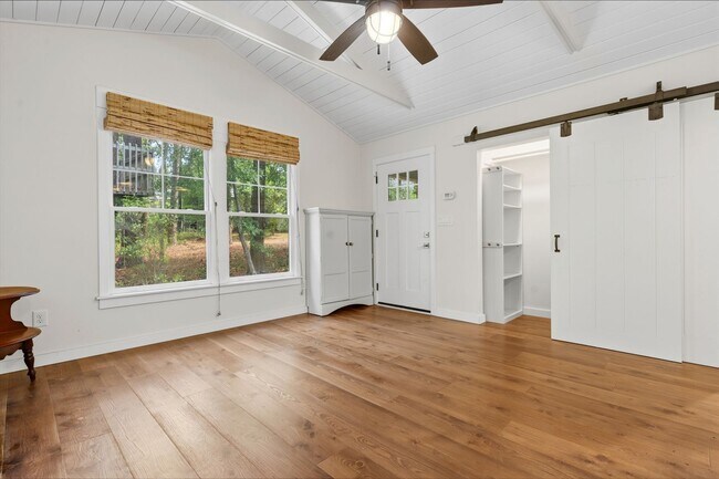 Foto del edificio - Charming 1BR ADU in Coveted Hope Valley with Private Screened Porch