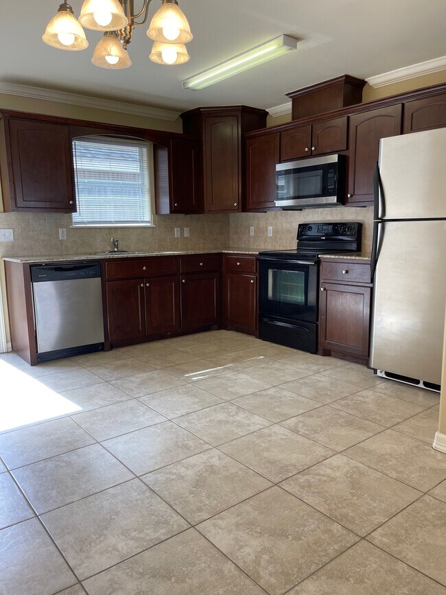 Stainless Steel Kitchen Appliances! - 3604 Fairmont Ave