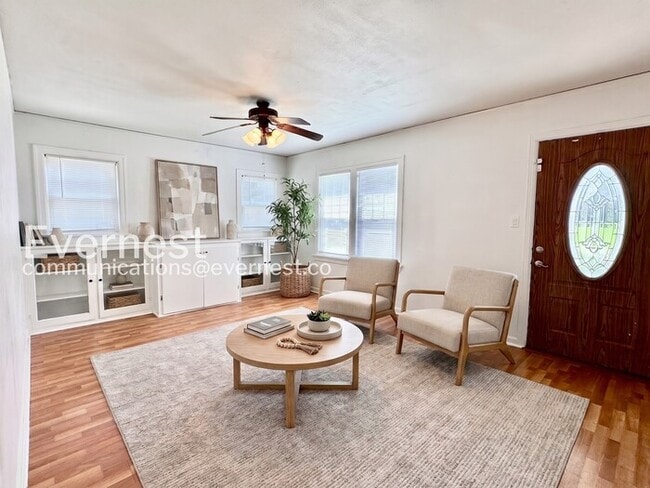 Building Photo - 2 Bed/1 Bath Home with Garage / Pet-Friendly / Available Now!