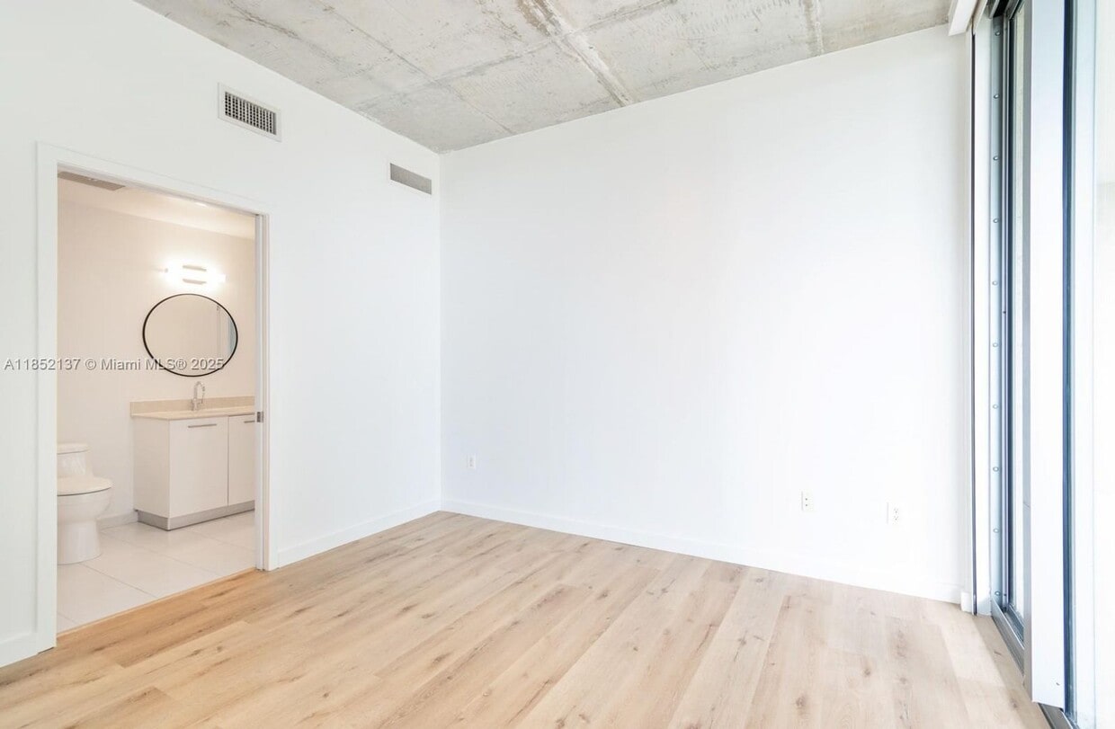 Foto principal - 3470 E Coast Ave