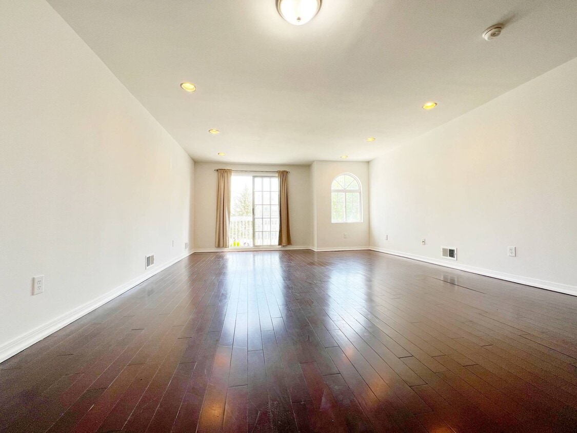 30 Country Dr E, Staten Island, NY 10314 Townhome Rentals in Staten