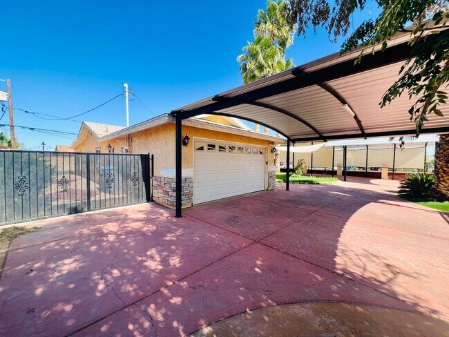 Building Photo - 3 bedrooms, 2 bathrooms + Den! RV Parking
