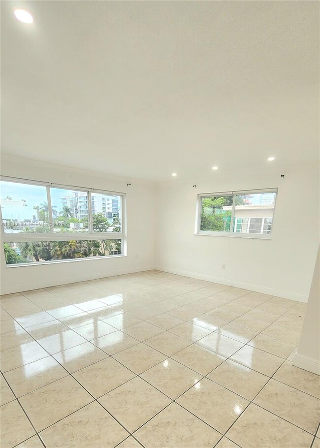 Building Photo - 1020 94th St