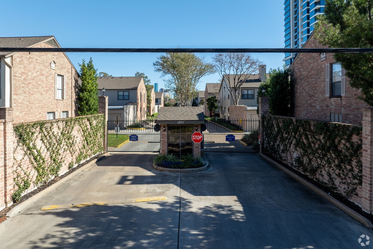 Entrance - River Oaks Place Condominiums