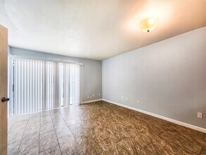 Building Photo - 2820 S Bartell Dr