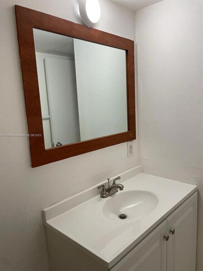 Foto del edificio - 486 NW 165th St