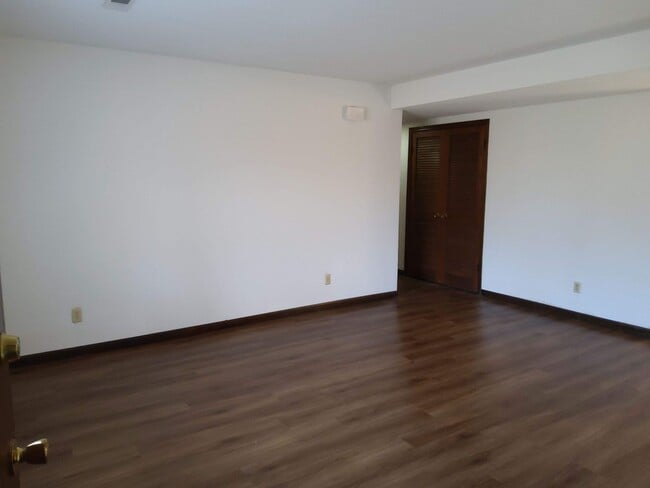 Building Photo - 611 Sycamore Cir