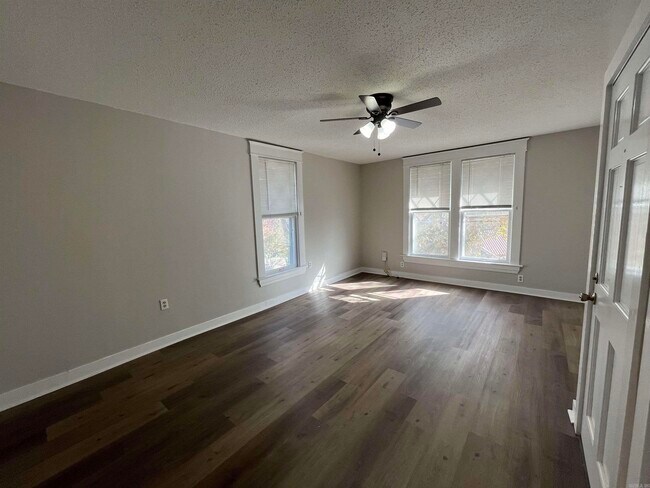 Building Photo - 1020 Kavanaugh Blvd