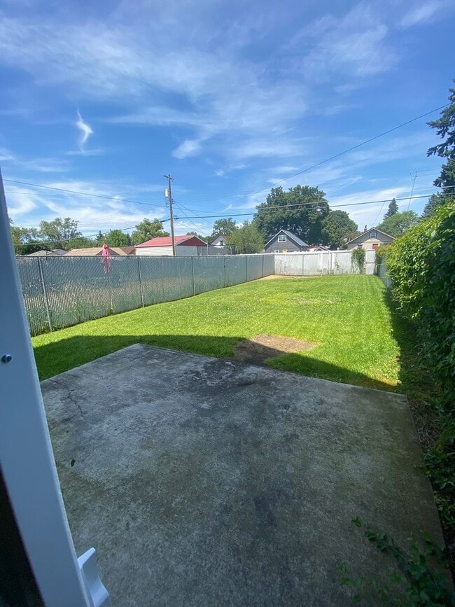 Building Photo - Large 3 bedroom, 2.5 bath duplex-just upda...