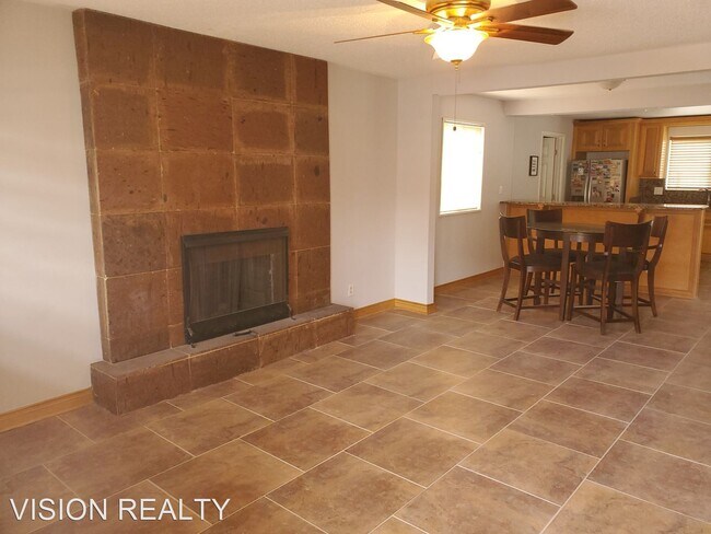 Foto del edificio - 3 br, 1.5 bath House - 942 Clark Dr.