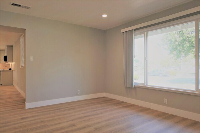 Building Photo - 460 Cheyenne Ln