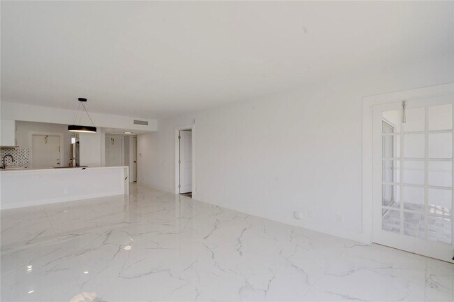 Building Photo - 3050 N Palm Aire Dr
