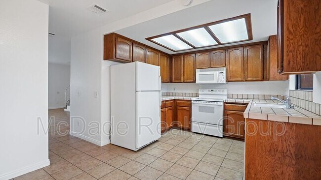 Building Photo - 4571 Winona Ave