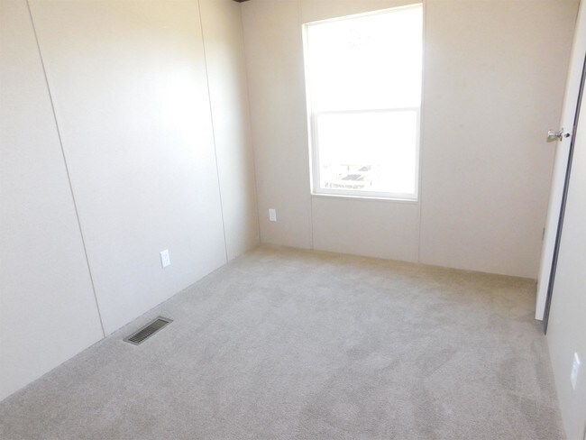 Building Photo - 4005 Hilltop Dr