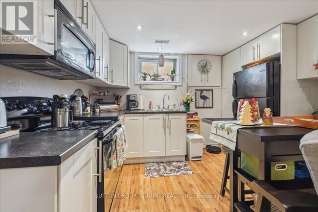 Building Photo - 9 Grenadier Dr