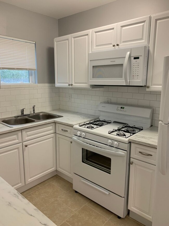 Building Photo - 4172 E Galbraith Rd