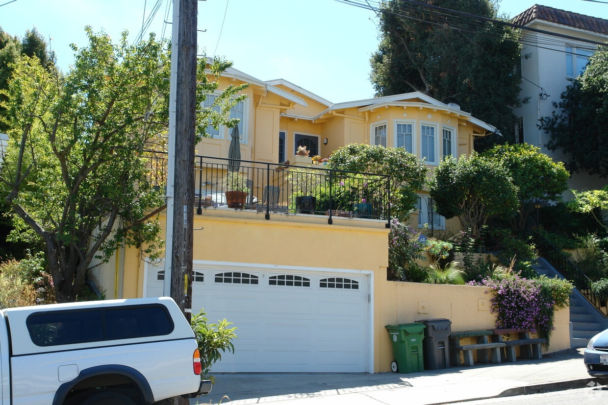 Building Photo - 112-114 Monte Cresta