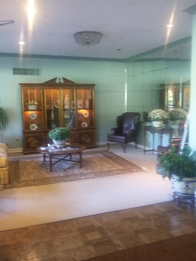 The Carrollton Lobby - 3601 Greenway