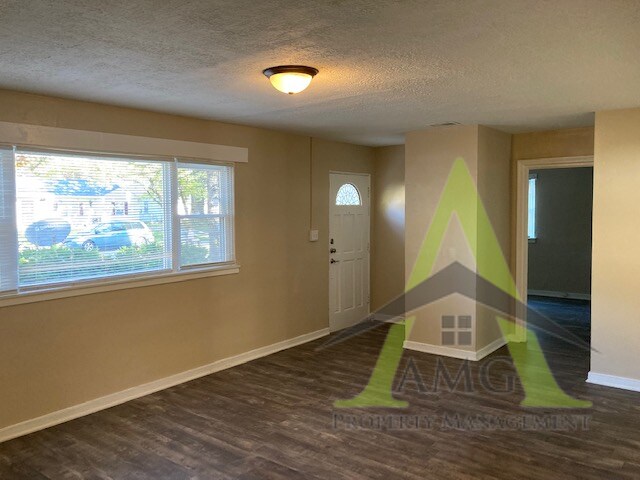 Foto del edificio - 6231 Raleigh Dr