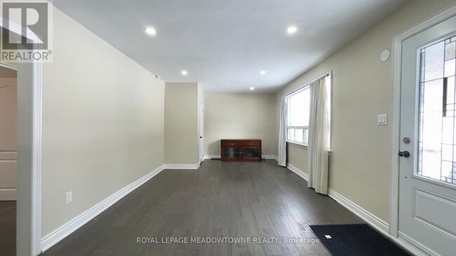 Building Photo - 4 Keats Ave