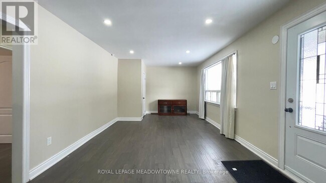 Photo du bâtiment - 4 Keats Ave