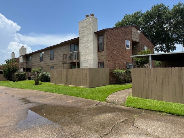 Foto del edificio - 9101 Country Creek St