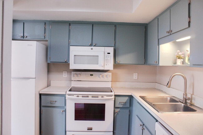 Building Photo - 2050 Oleander Blvd