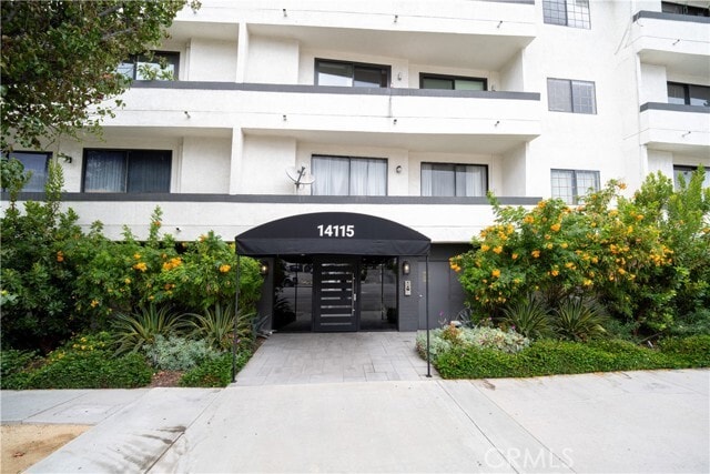 Building Photo - 14115 Moorpark St