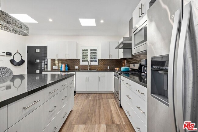 Foto del edificio - 449 N Bundy Dr